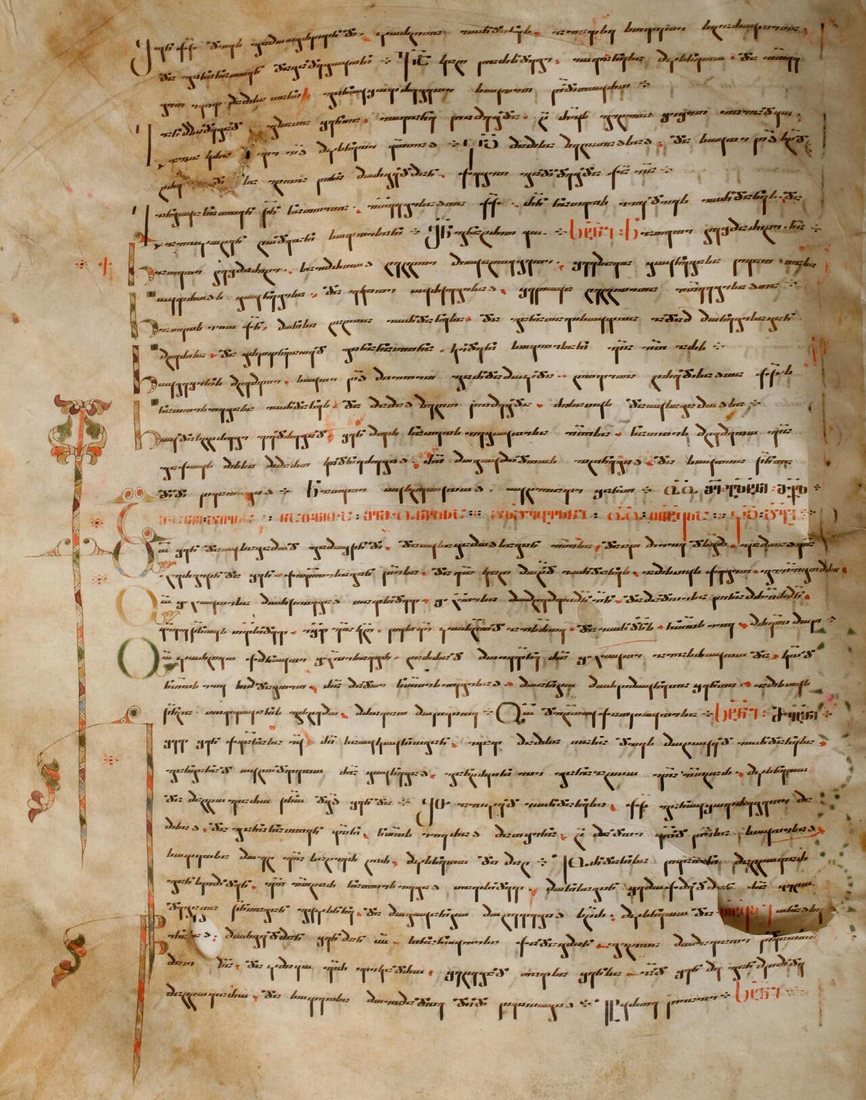 Stránka z Iadgari, sborníku liturgických zpěvů, který v 10. století sestavil Mikael Modrekili. Text je psán písmem nuschuri, červené iniciály jsou asomtavruli; tomuto spojení se říká chucuri.