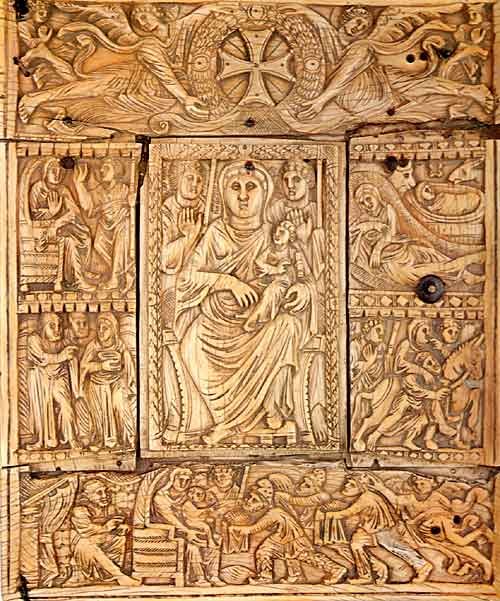 Slonovinová deska vazby Ečmiadzinského evangeliáře, patrně byzantská práce z 6. století. Uprostřed Panna Marie s dítětem. Matenadaran, Jerevan.