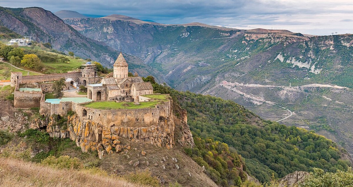 Klášter Tatev na jihu Arménie nad soutěskou řeky Vorotan. Klášter z 9. století byl ve 14. a 15. století sídlem jedné z nejvýznamnějších arménských středověkých univerzit.