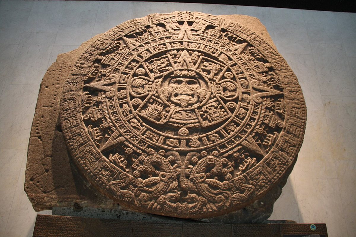 Sluneční kámen (Piedra del Sol) v Národním antropologickém muzeu v Ciudad de México. Kotouč má průměr asi 3,6 metru; uprostřed tvář, kolem ní znak 4 pohyb a prstenec dvaceti znaků dnů.