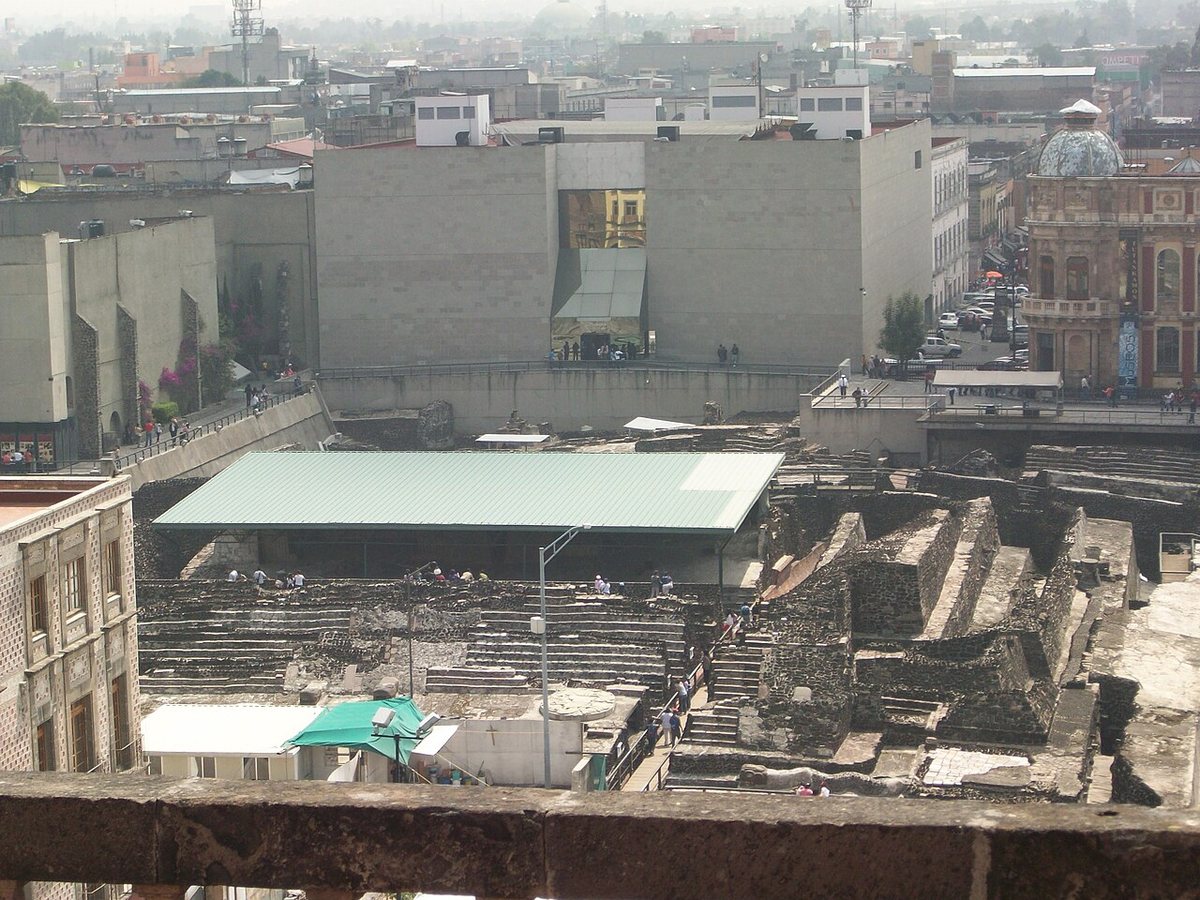 Vykopávky Templo Mayor, hlavního chrámu Tenochtitlánu, uprostřed historického centra Ciudad de México. Chrám se několikrát obestavoval novým pláštěm, a tak jsou vidět zbytky více stavebních fází.