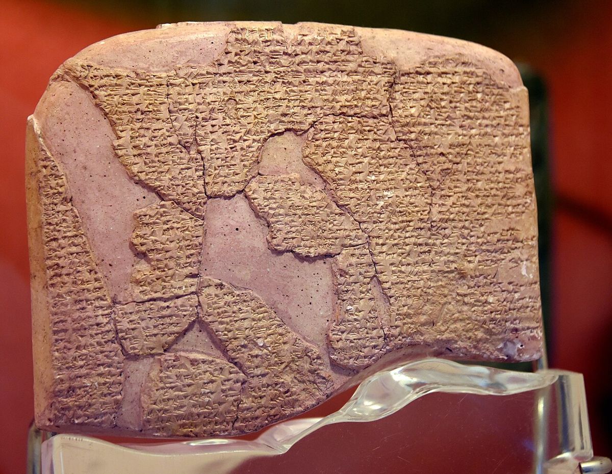 Chetitské znění mírové smlouvy s Egyptem (asi 1259 př. n. l.), nalezené v Chattuši. Je psané akkadsky, jazykem tehdejší diplomacie. Muzeum starověkého Orientu, Archeologická muzea v Istanbulu.
