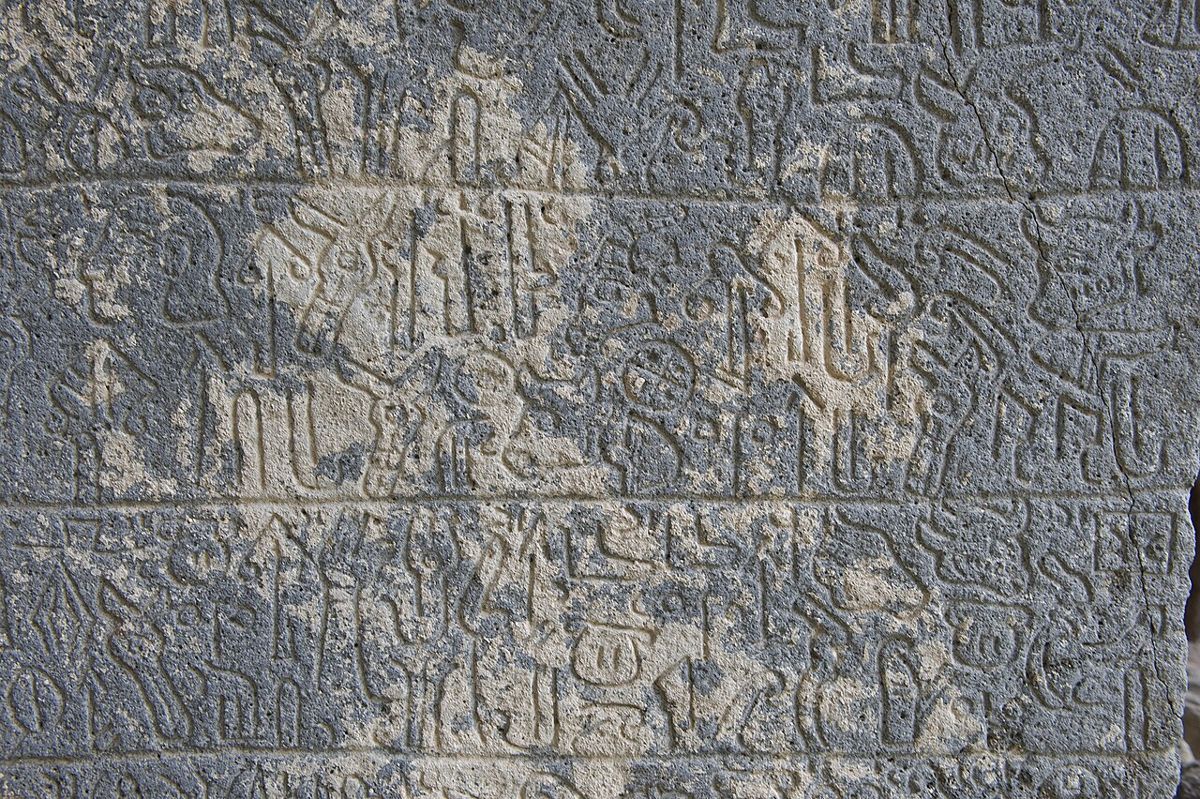 Luvijský hieroglyfický text dvojjazyčného nápisu z Karatepe (8. století př. n. l.). Fénické znění vedle něj pomohlo hieroglyfy rozluštit.