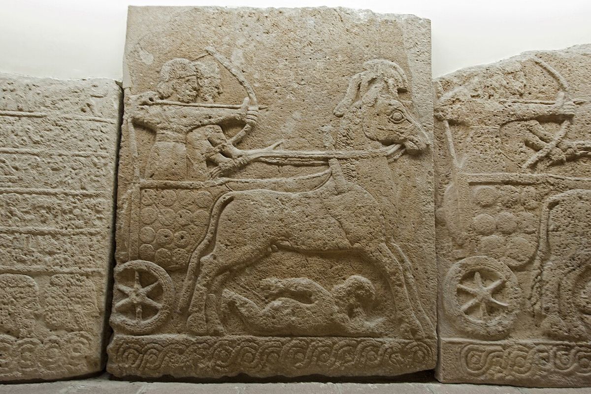 Válečný vůz na reliéfech z Karkemiše, jednoho z novochetitských států, které přežily pád říše. Muzeum anatolských civilizací, Ankara.