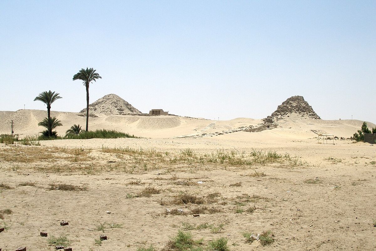 Pyramidy v Abúsíru, kde od 60. let 20. století pracují čeští egyptologové.