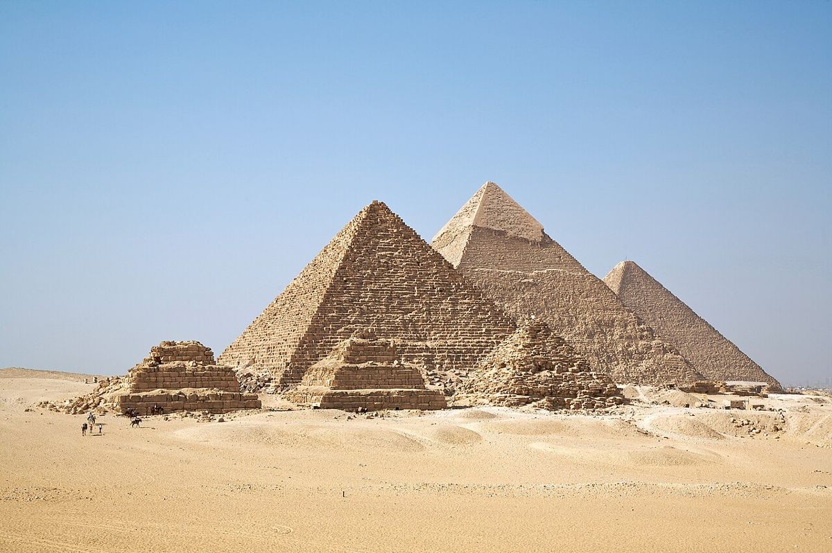 Pyramidy v Gíze, postavené pro krále 4. dynastie ve 26. století př. n. l.