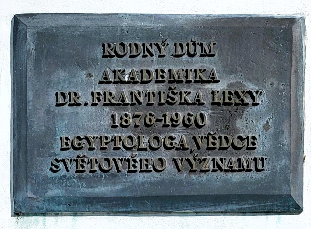 Pamětní deska na rodném domě Františka Lexy v Pardubicích.
