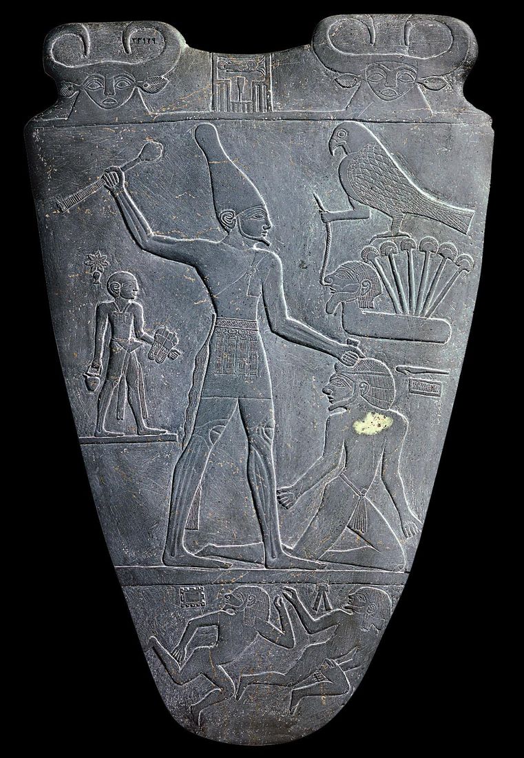 Narmerova paleta (asi 3100 př. n. l.), jeden z nejstarších dokladů egyptského písma: jméno krále nahoře je zapsané znaky sumce a dláta.