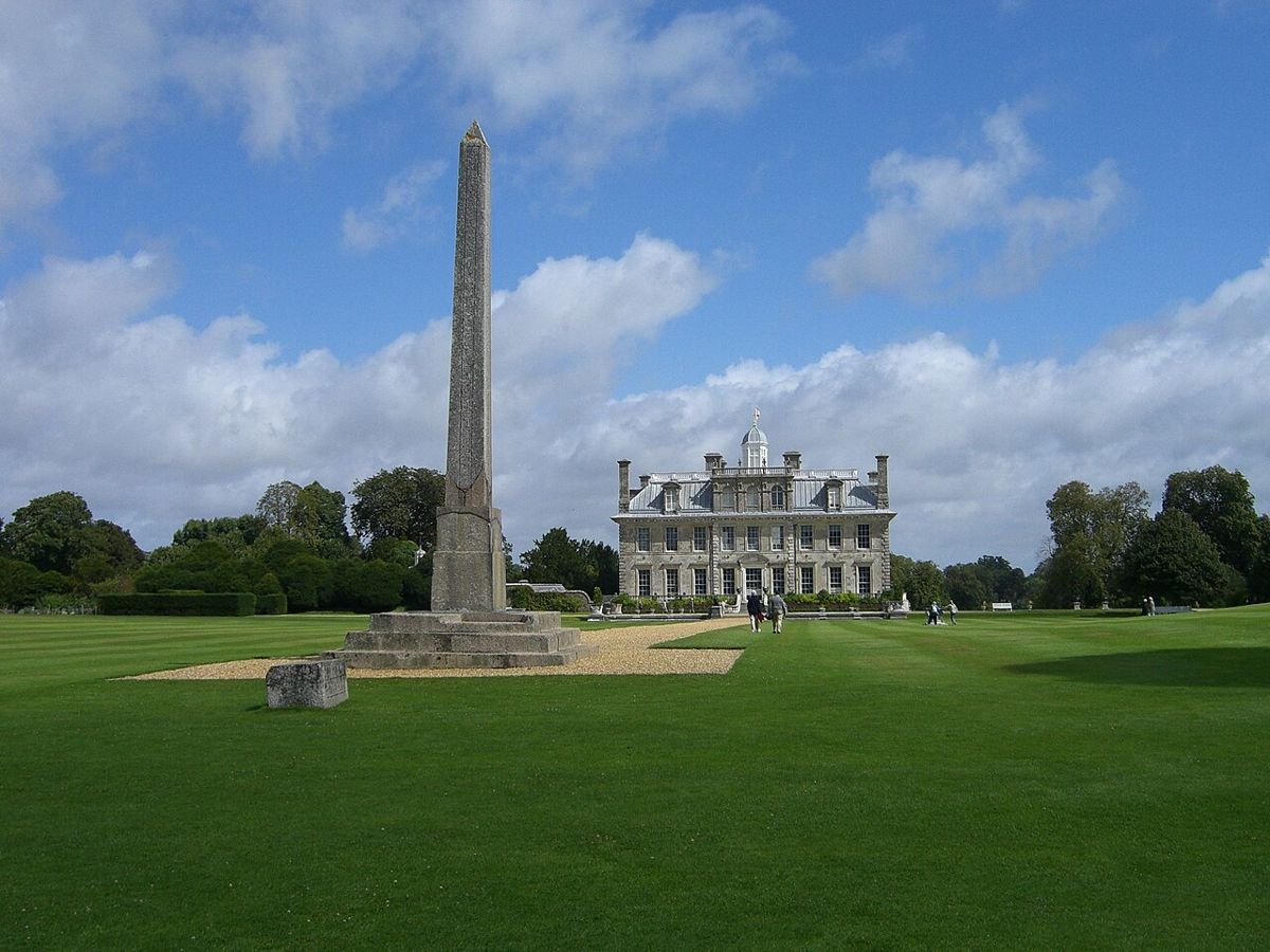 Obelisk z Philae v zahradě zámku Kingston Lacy v Anglii. Jméno Kleopatry na něm pomohlo Champollionovi určit hodnoty dalších znaků.