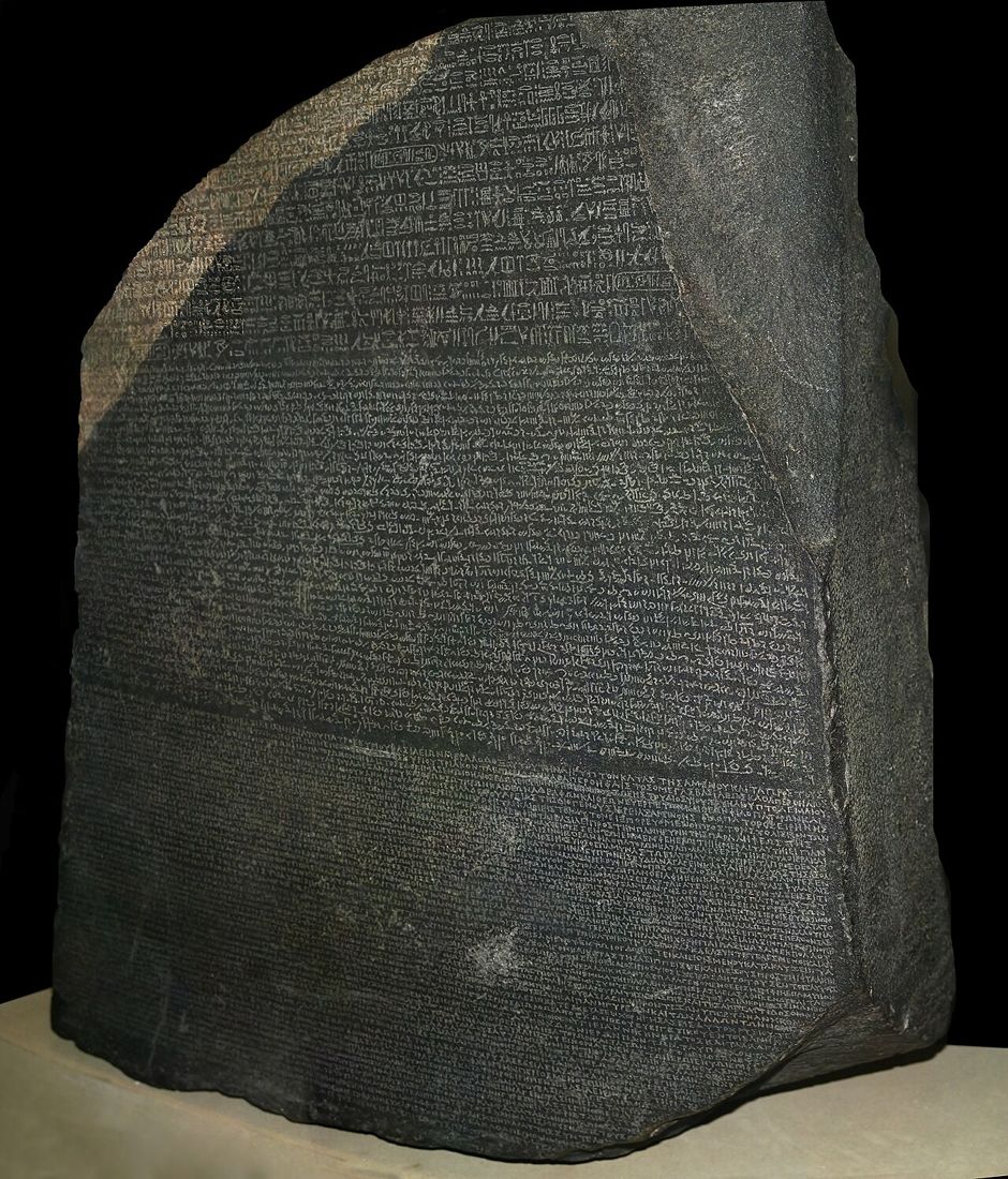Rosettská deska (196 př. n. l.): tentýž kněžský výnos hieroglyfy, démoticky a řecky. Britské muzeum, Londýn.