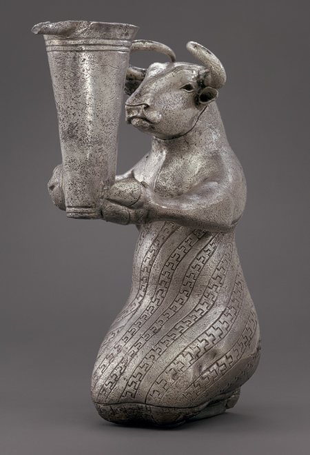 Stříbrná soška klečícího býka s nádobou s hubičkou, protoelamské období (asi 3100–2900 př. n. l.). Metropolitní muzeum umění, New York.
