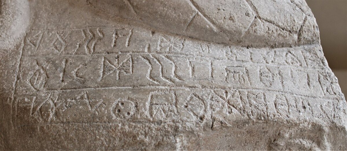 Lineární elamský nápis na provrtaném vápencovém kameni Puzur-Inšušinaka ze Sús, asi 2100 př. n. l. Louvre, Paříž (Sb 6 a Sb 177).