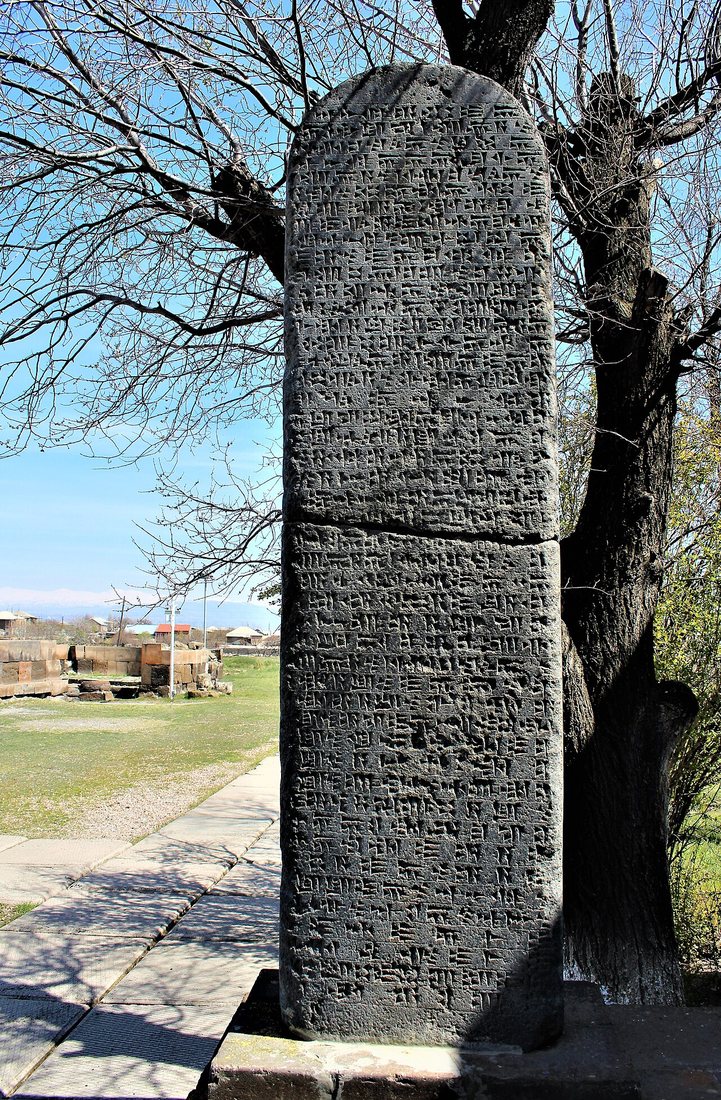 Stéla urartského krále Rusy II. o stavbě kanálu, který přiváděl vodu z řeky Ildaruni (Hrazdan) do města Quarlini. Muzeum ve Zvartnocu, Arménie.