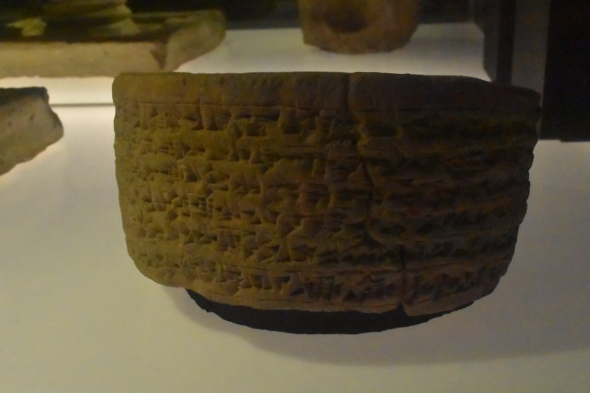Elamský klínový nápis krále Šilhak-Inšušinaka ze Sús, středoelamské období. Národní muzeum Íránu, Teherán.