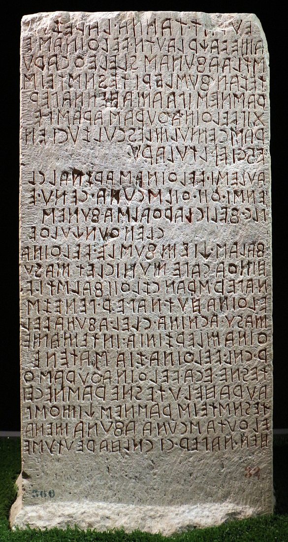 Cippus Perusinus, kamenný blok s textem smlouvy dvou rodů, 3.–2. st. př. n. l. Národní archeologické muzeum Umbrie v Perugii.
