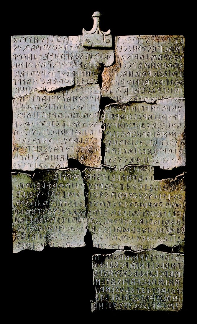 Tabula Cortonensis, bronzová deska složená ze zlomků, s asi 200 slovy právního textu. Muzeum Etruské akademie a města Cortony.