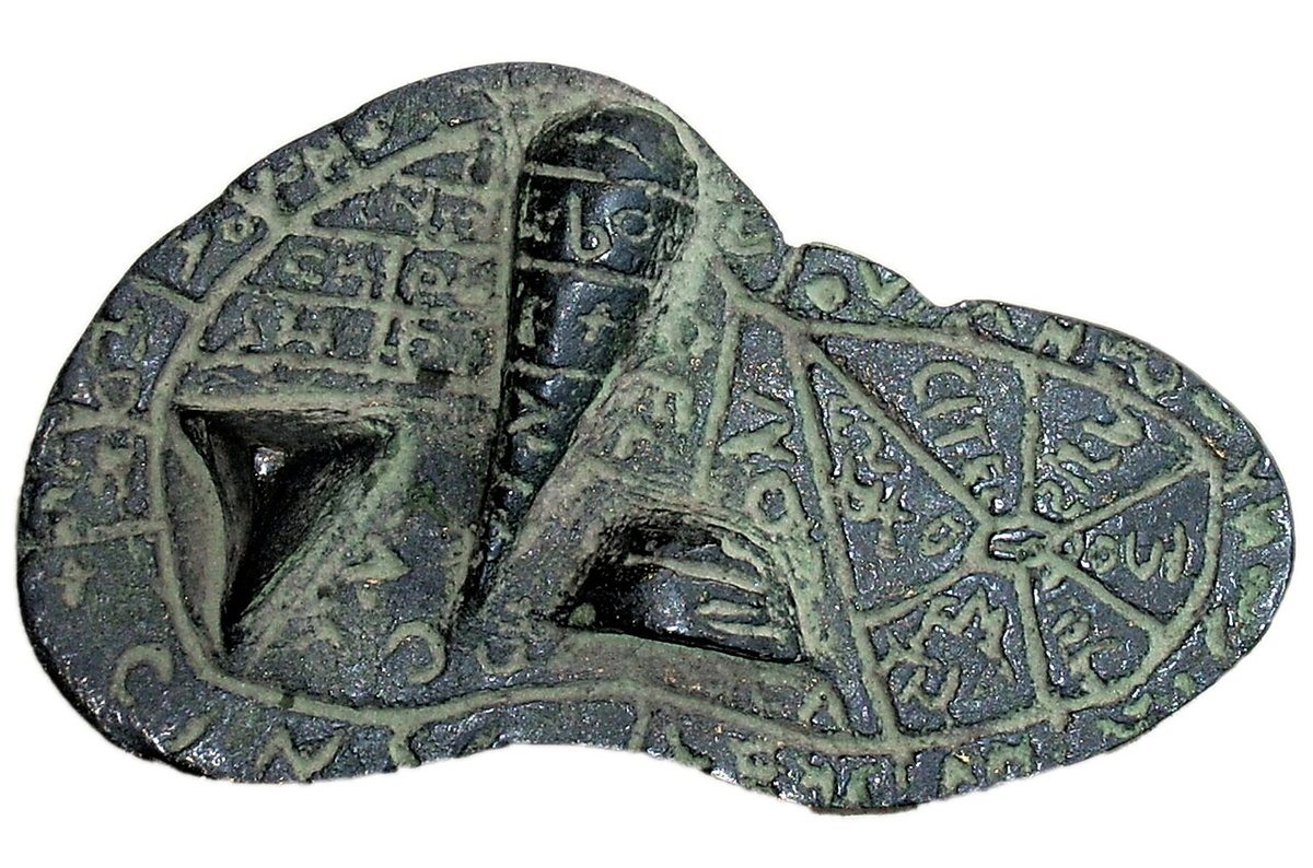 Játra z Piacenzy, bronzový model ovčích jater s rytými jmény bohů, konec 2. st. př. n. l. Originál uchovává městské muzeum v Palazzo Farnese v Piacenze.
