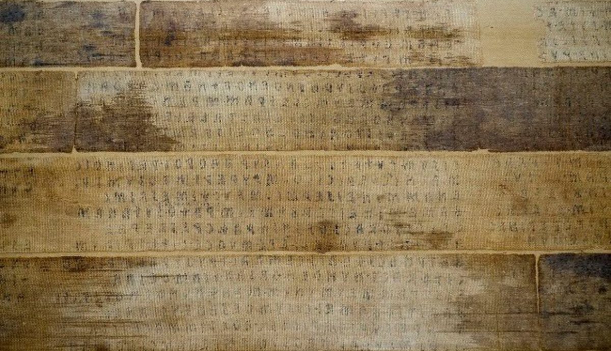 Pruhy lněného plátna s textem Liber linteus, jediné dochované etruské knihy. Archeologické muzeum v Záhřebu.