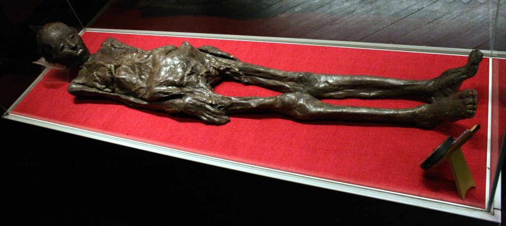 Egyptská mumie ženy, na jejíž obinadla bylo použito plátno etruské knihy. Archeologické muzeum v Záhřebu.