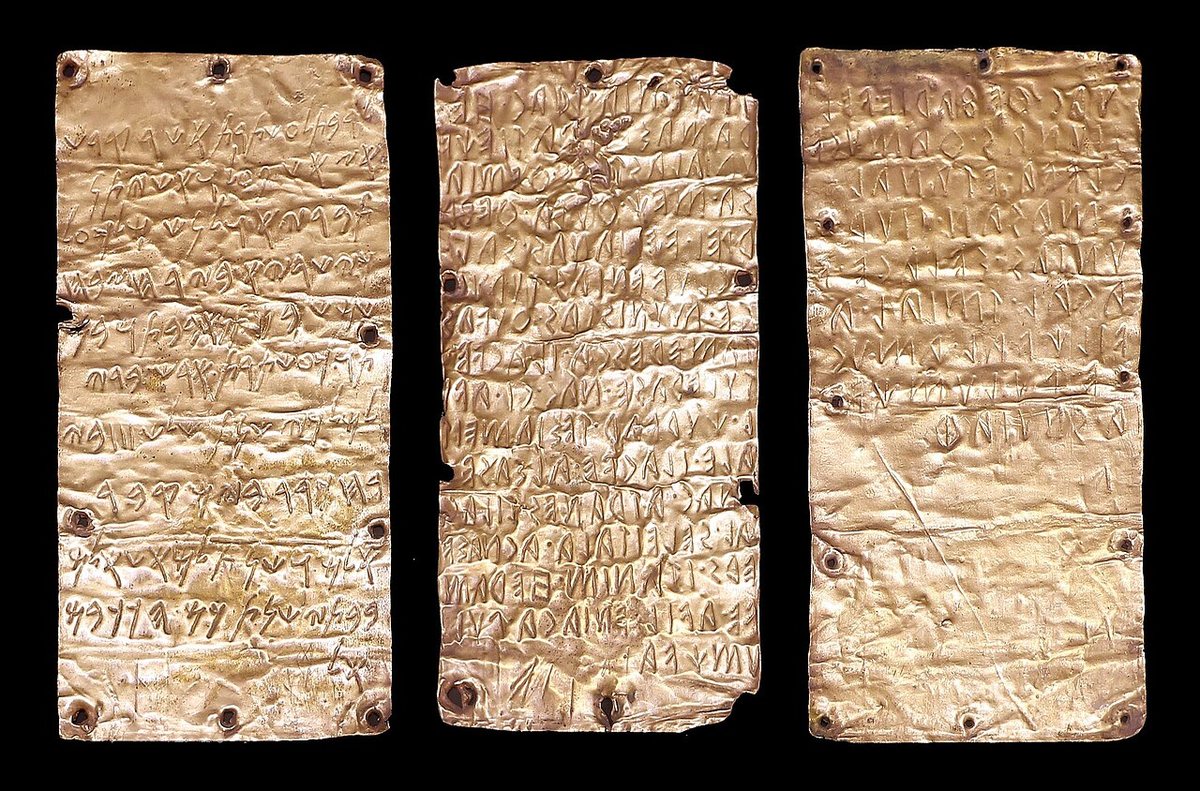 Zlaté destičky z Pyrgi (asi 500 př. n. l.): vlevo fénický text, uprostřed a vpravo dva etruské texty. Národní etruské muzeum ve vile Giulia v Římě.