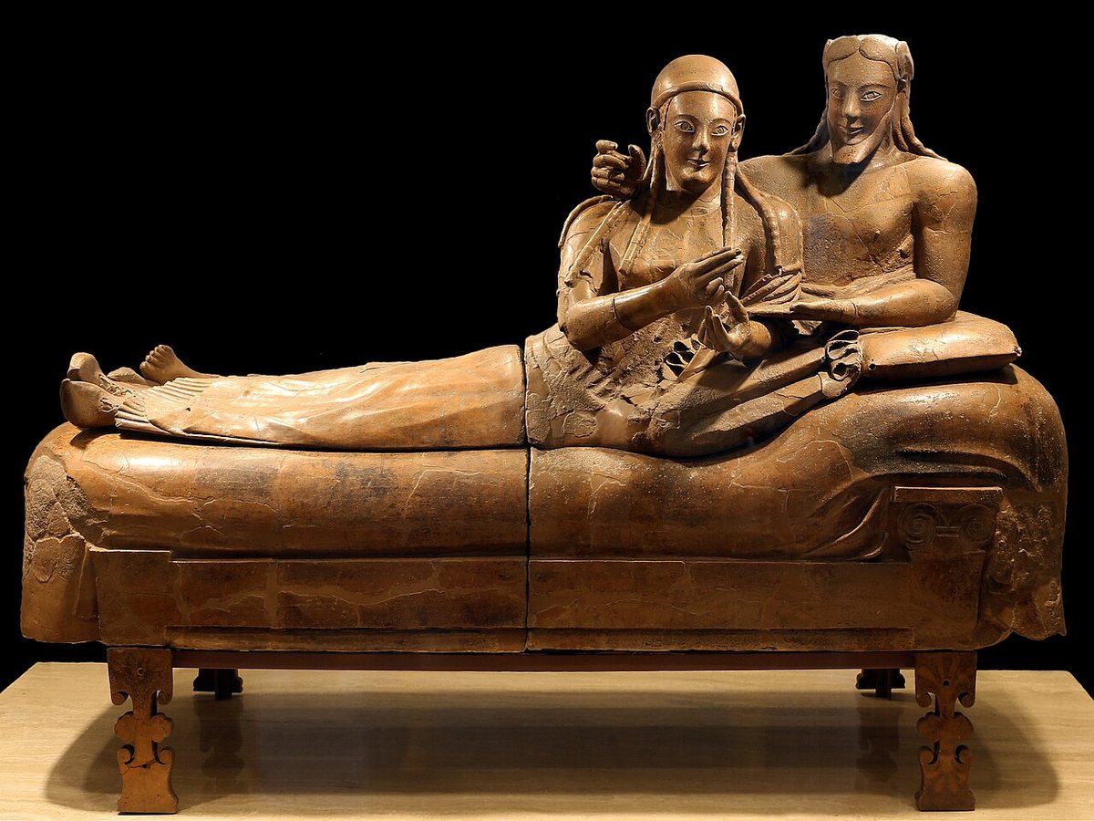 Sarkofág manželů z pohřebiště Banditaccia v Caere (dnešní Cerveteri), malovaná terakota, asi 530–510 př. n. l. Národní etruské muzeum ve vile Giulia v Římě.