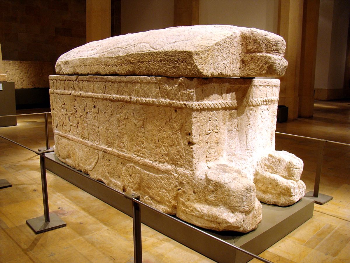 Sarkofág krále Ahirama z Byblu s reliéfy a fénickým nápisem na okraji a víku. Národní muzeum, Bejrút.