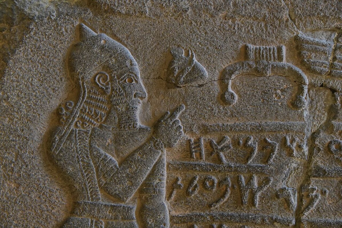 Stéla krále Kilamuwy ze Sam'alu (Zincirli, Turecko, asi 825 př. n. l.) s fénickým nápisem. Pergamonské muzeum, Berlín.