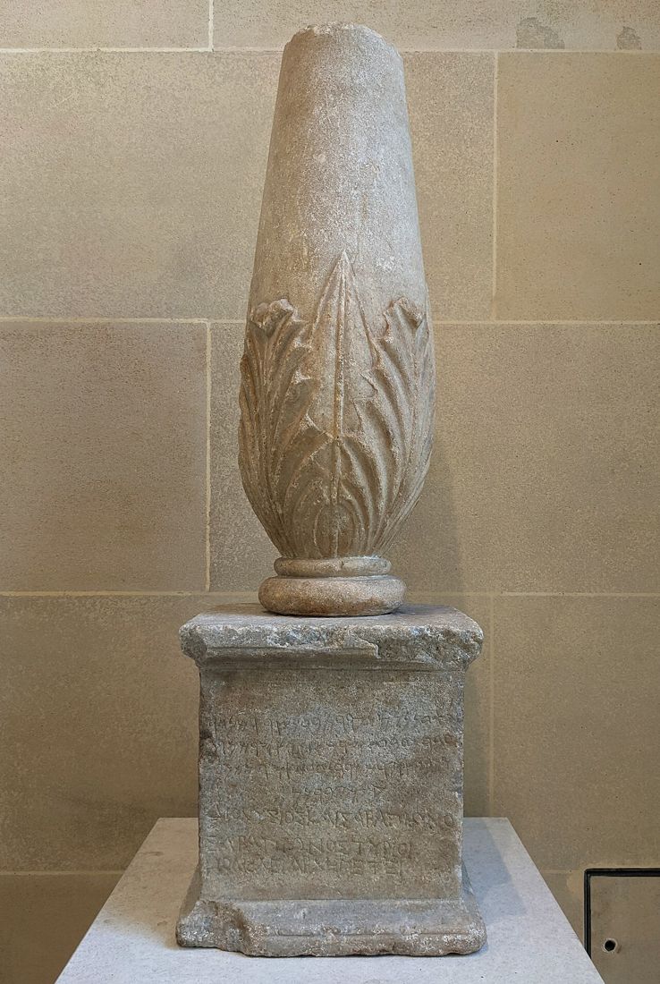 Jeden z dvojice mramorových cipů z Malty s věnováním bohu Melqartovi fénicky a řecky (2. století př. n. l.). Podle nich rozluštil Barthélemy roku 1758 fénické písmo. Louvre, Paříž.