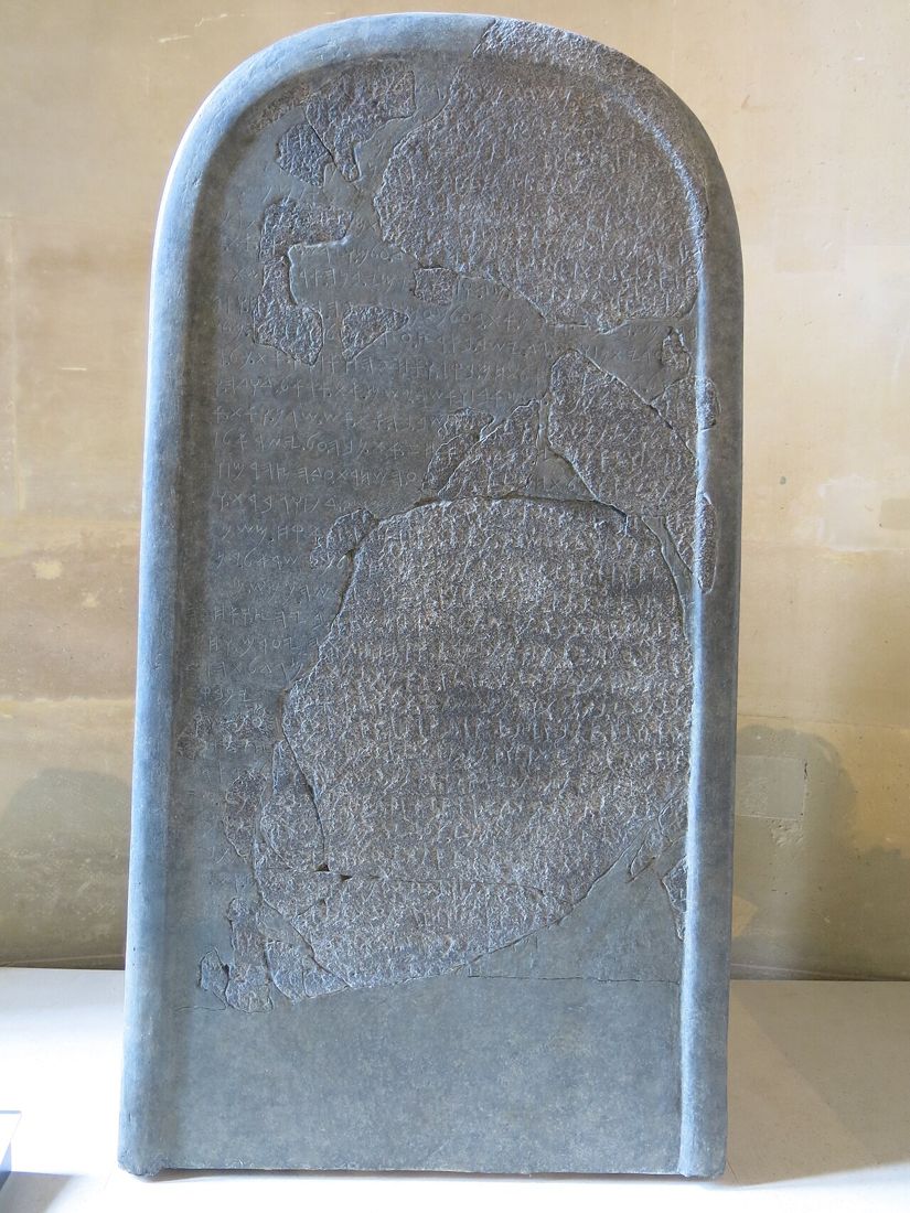 Stéla moábského krále Méši (asi 840 př. n. l.), psaná písmem velmi blízkým fénickému. Louvre, Paříž.