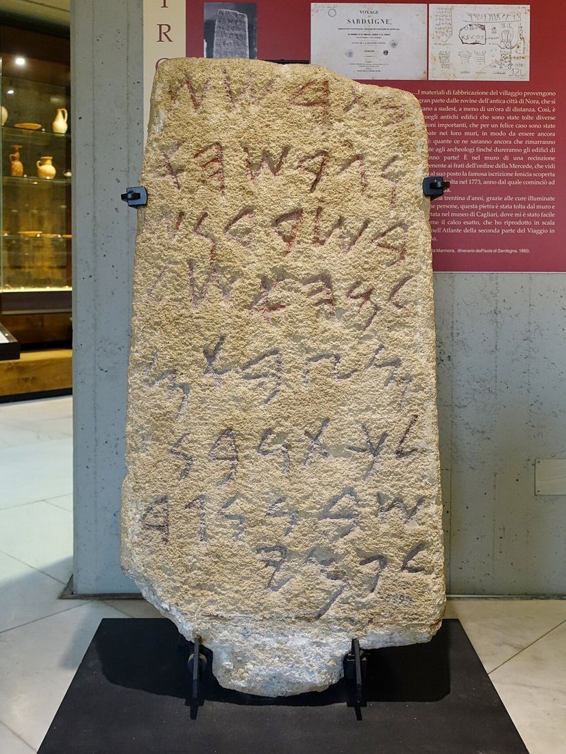 Kámen z Nory na Sardinii, jeden z nejstarších fénických nápisů v západním Středomoří. Archeologické národní muzeum, Cagliari.