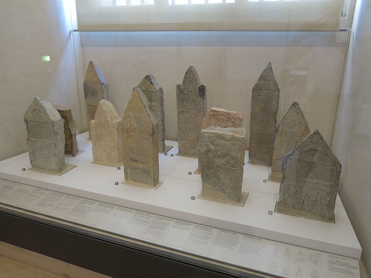 Punské stély z tofetu v Kartágu. Louvre, Paříž.