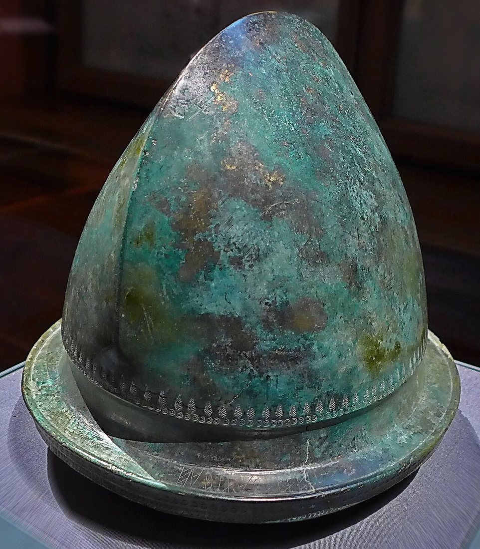 Bronzová helma Negau B, jedna z 26 helem etruského typu nalezených roku 1812 v Ženjaku u Negau (dnes Negova ve Slovinsku), asi 450–350 př. n. l. Uměleckohistorické muzeum, Vídeň.