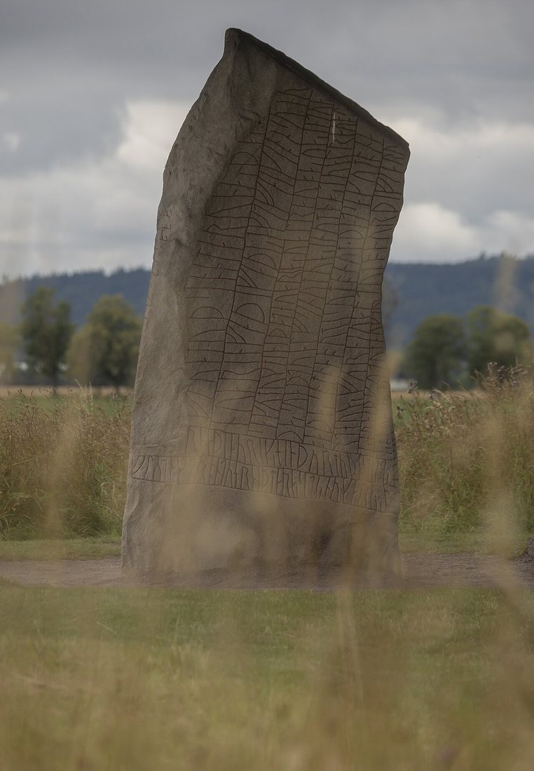 Runový kámen z Röku (Östergötland, Švédsko), počátek 9. století. Nese nejdelší známý runový nápis v kameni, asi 760 znaků.