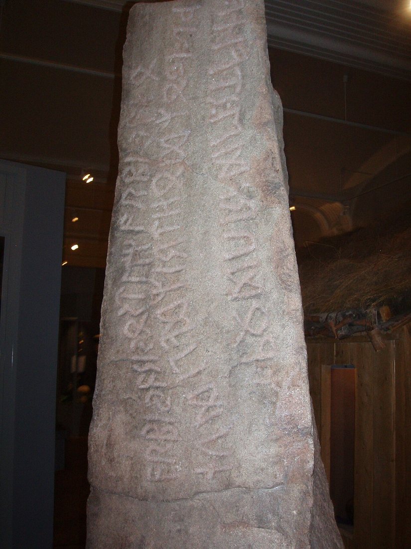 Runový kámen z Tune (Østfold, Norsko), asi 400, se svislými řádky run staršího futharku. Muzeum kulturních dějin, Oslo.