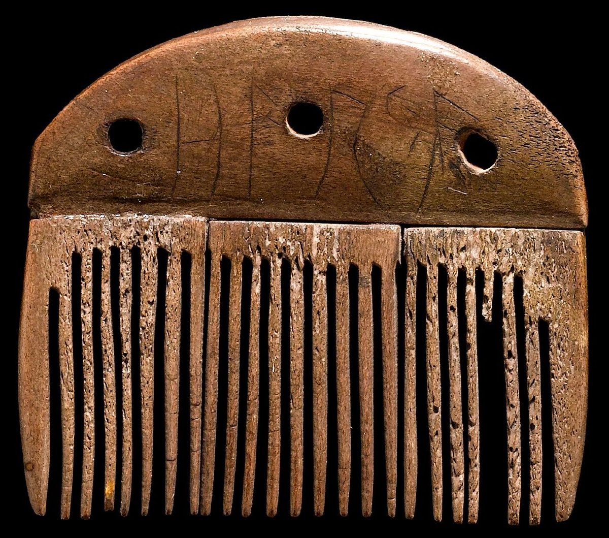 Hřeben z parohu z bažiny Vimose na ostrově Fyn (Dánsko), asi 150–200, s runovým nápisem harja, nejspíš mužským jménem. Patří k nejstarším jistě datovaným runovým nápisům. Dánské národní muzeum.