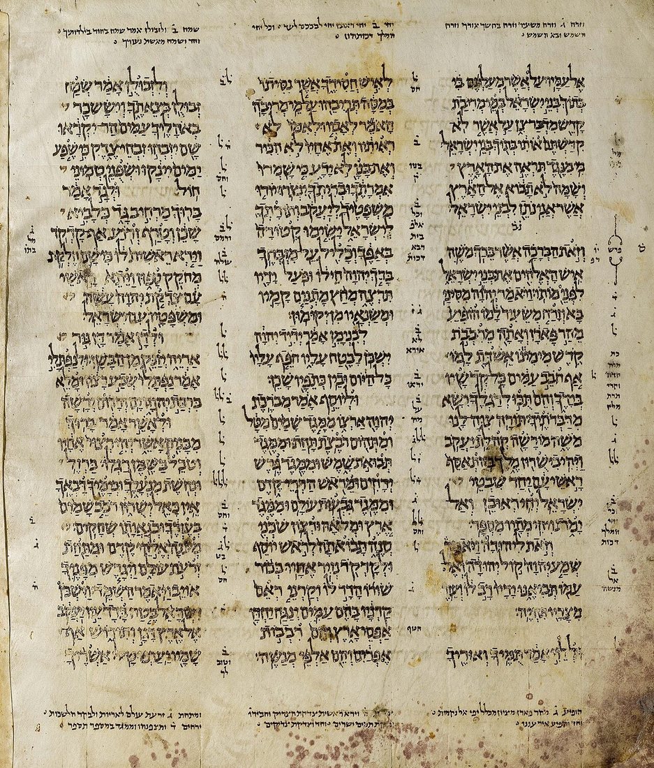 List Aleppského kodexu (kolem 920) z knihy Deuteronomium, psaný ve třech sloupcích; na okrajích drobné masoretské poznámky. Izraelské muzeum, Jeruzalém.