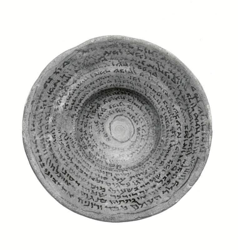 Keramická miska s aramejským zaklínadlem psaným ve spirále, ze sásánovského období (3.–7. století n. l.). Metropolitní muzeum umění, New York.