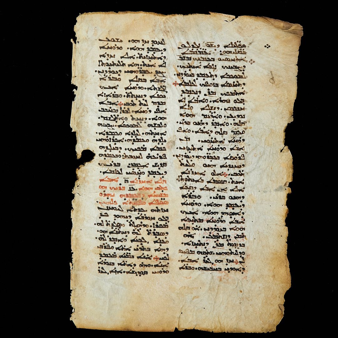 List syrského liturgického rukopisu z 11. století, psaný ve dvou sloupcích; nadpisy jsou červeně.
