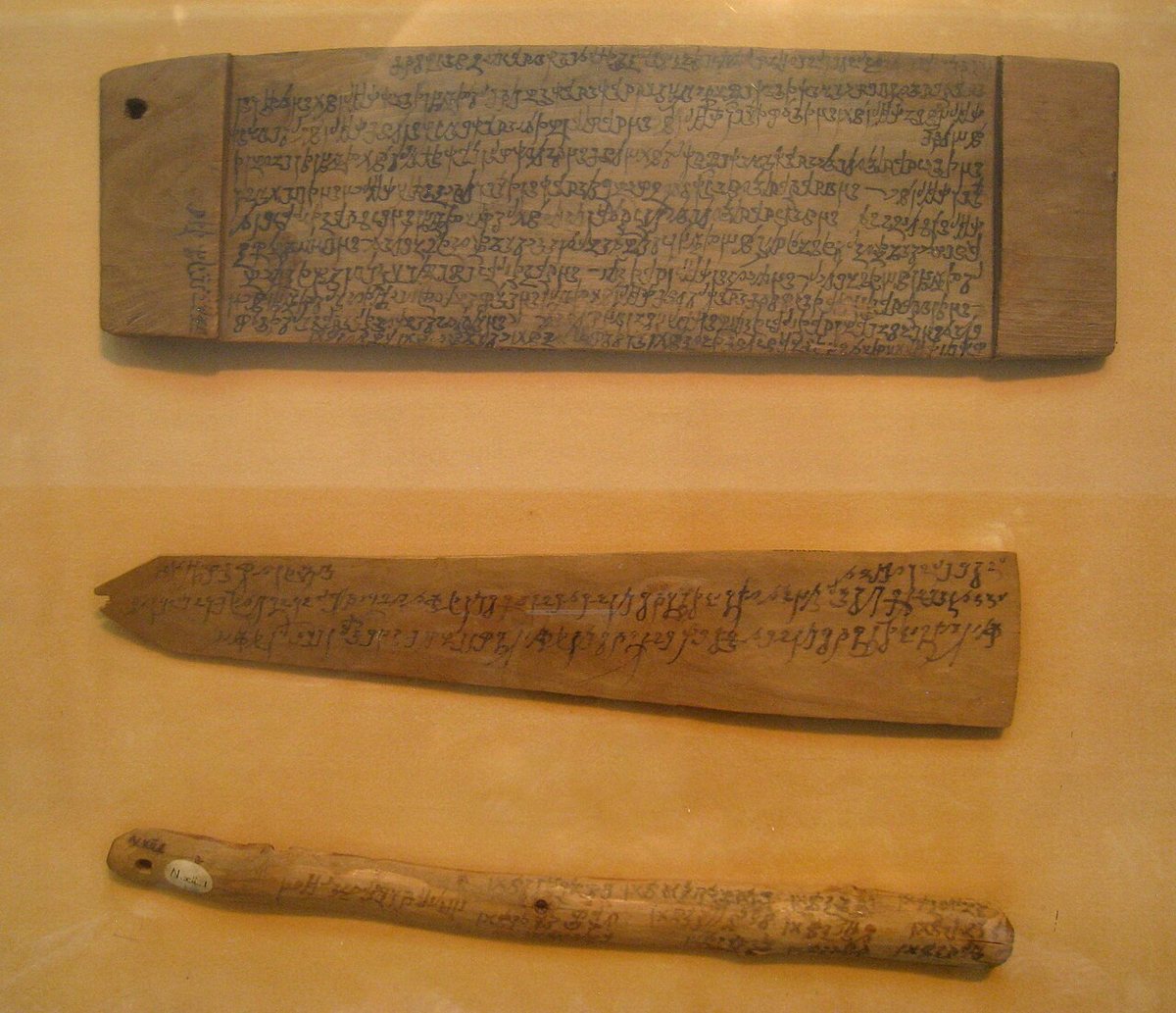 Dřevěná deska, destička a hůlka s písmem kharóšthí z Niji v Tarimské pánvi (Sin-ťiang), 3. století n. l.; Národní muzeum v Novém Dillí.
