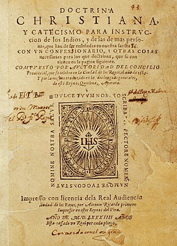 Titulní list Doctrina Christiana y catecismo (Lima 1584), pokládané za první knihu vytištěnou v Jižní Americe. Podle titulu byla sestavena z pověření provinčního koncilu konaného v Limě („Ciudad de los Reyes“) roku 1583 a „přeložena do dvou obecných jazyků tohoto království, kečuánštiny a ajmarštiny“. Dole jméno tiskaře Antonia Ricarda.