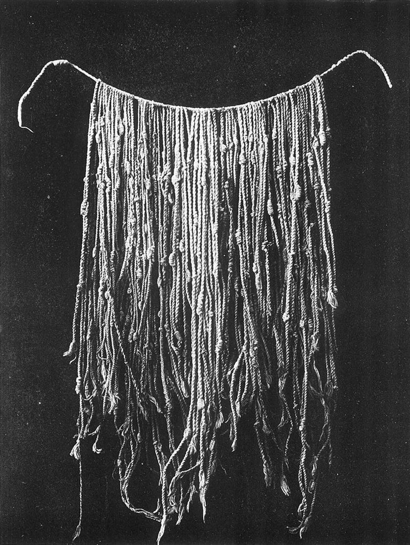 Celé kipu na tabuli z Lockovy knihy (1923): nahoře hlavní šňůra, z ní visí desítky šňůr s uzly v několika výškách.