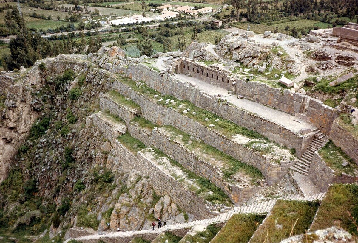 Terasy a zdi inckého sídla Ollantaytambo v údolí řeky Urubamby v Peru.