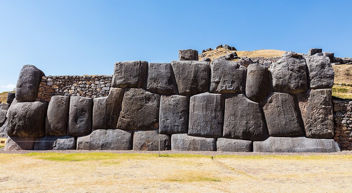 Hradby Sacsayhuamánu nad Cuzcem, největšího inckého komplexu, obvykle označovaného za pevnost, z mnohoúhelníkových kamenných bloků lícovaných bez malty.