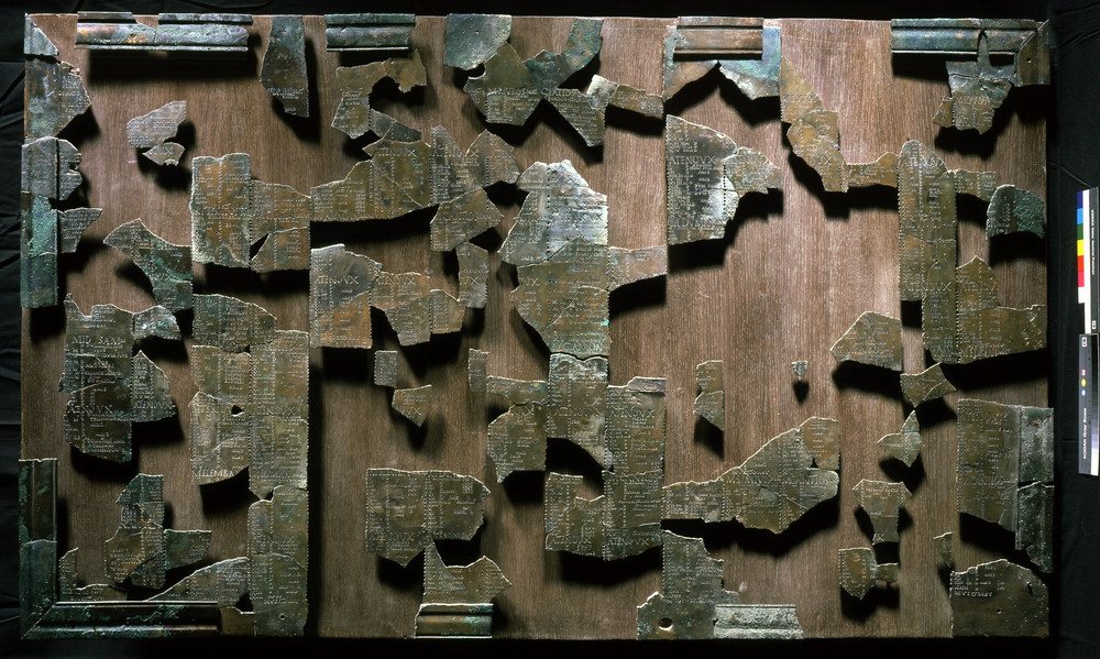 Kalendář z Coligny (konec 2. st. n. l.): 73 bronzových zlomků sestavených na podložce. Galořímské muzeum v Lyonu (Lugdunum).