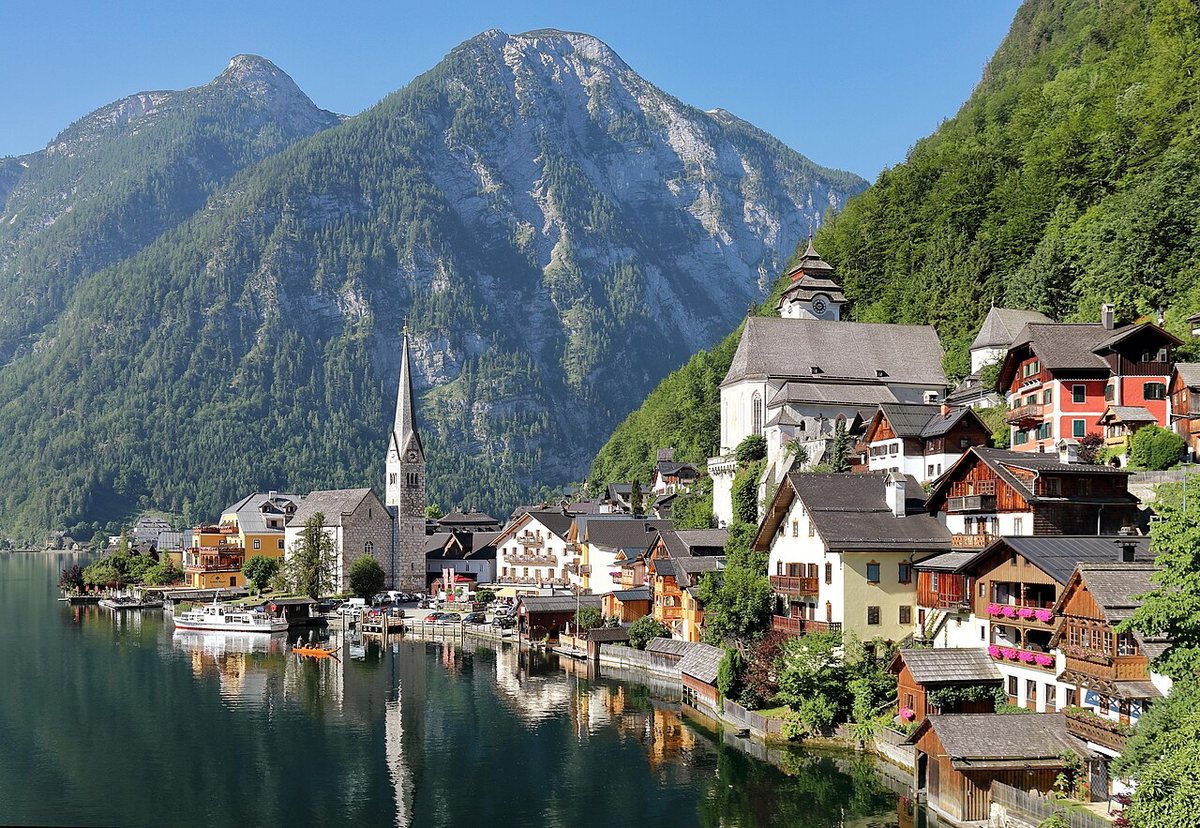Hallstatt v Horních Rakousích. Podle bohatého pravěkého pohřebiště nad městečkem, spjatého s těžbou soli, se jmenuje halštatská kultura starší doby železné (asi 800–450 př. n. l.).
