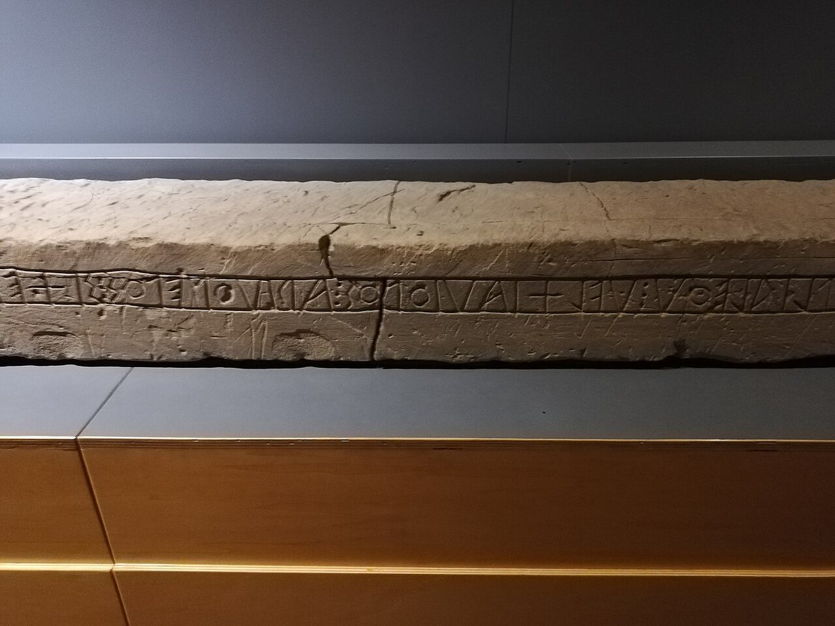 Kamenný blok z Prestina u Coma s lepontským nápisem z let asi 480–450 př. n. l., psaným zprava doleva. Archeologické muzeum Paola Giovia, Como.