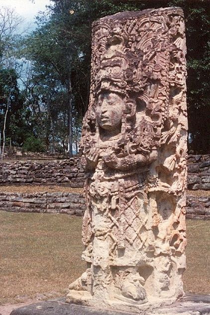Stéla H v Copánu (Honduras) zobrazuje krále Waxaklajuun Ubʼaah Kʼawiila v roli boha kukuřice.