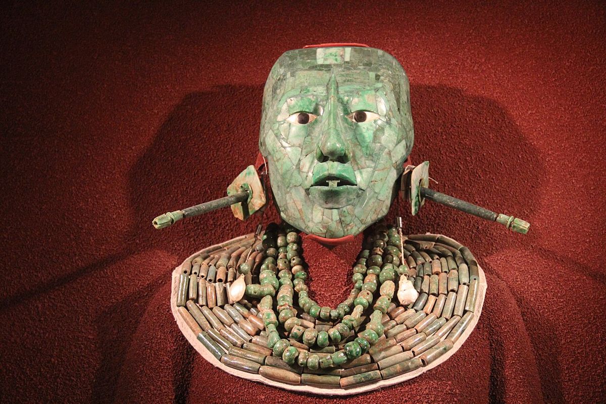 Nefritová posmrtná maska a náhrdelník krále Kʼinich Janaabʼ Pakala z jeho hrobky. Národní antropologické muzeum, Ciudad de México.