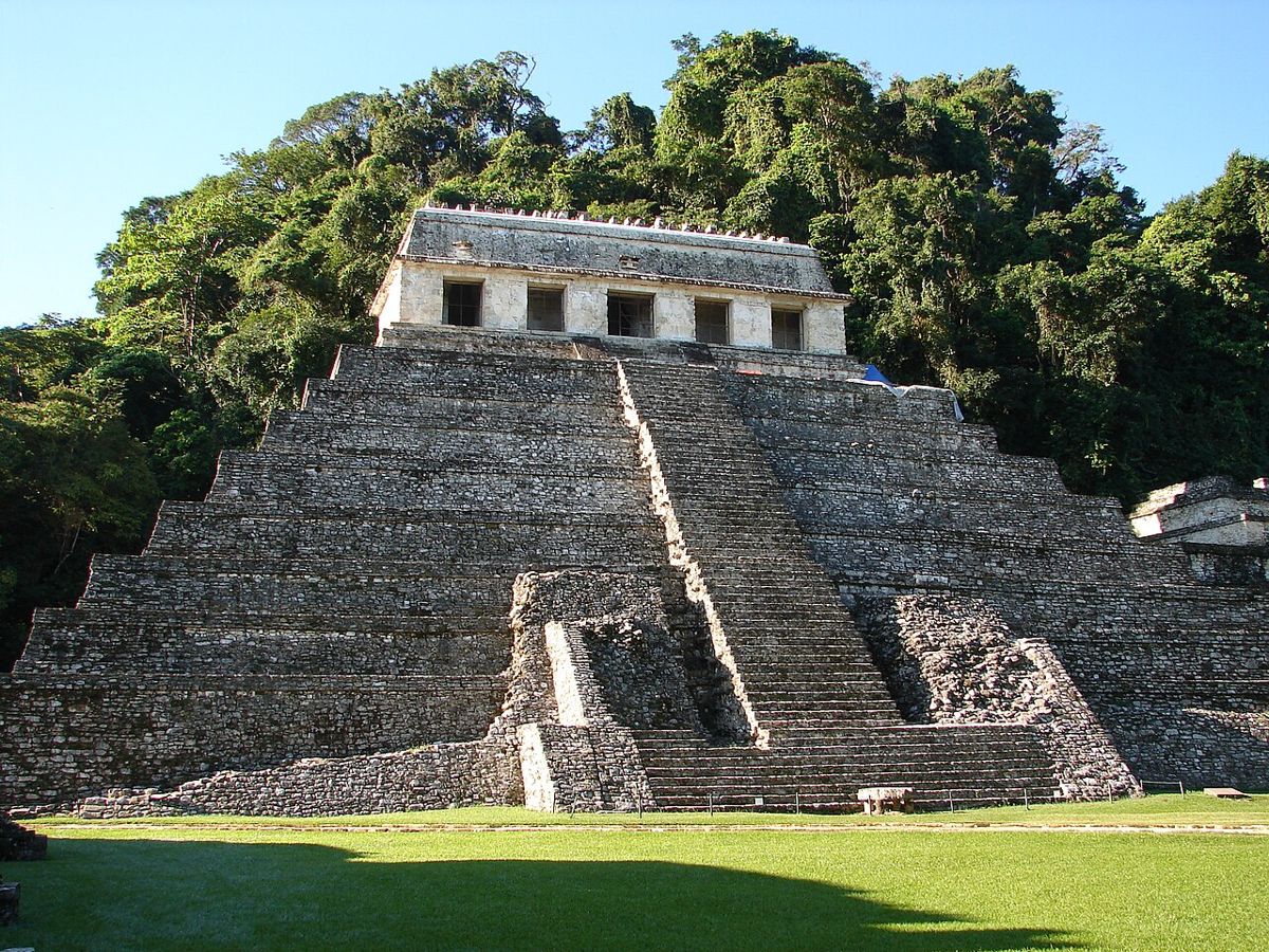 Chrám nápisů v Palenque (Chiapas, Mexiko). Uvnitř je jeden z nejdelších mayských nápisů a hluboko v pyramidě pod ním hrobka krále Pakala.