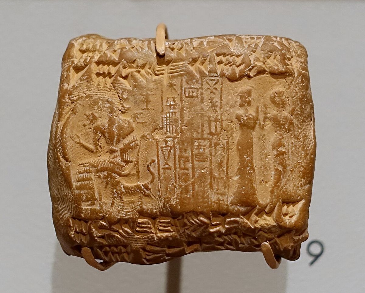 Klínopisná tabulka v hliněné obálce s otisky válečkové pečeti (doba III. dynastie z Uru, asi 2100–2000 př. n. l.). Harvardovo semitské muzeum.